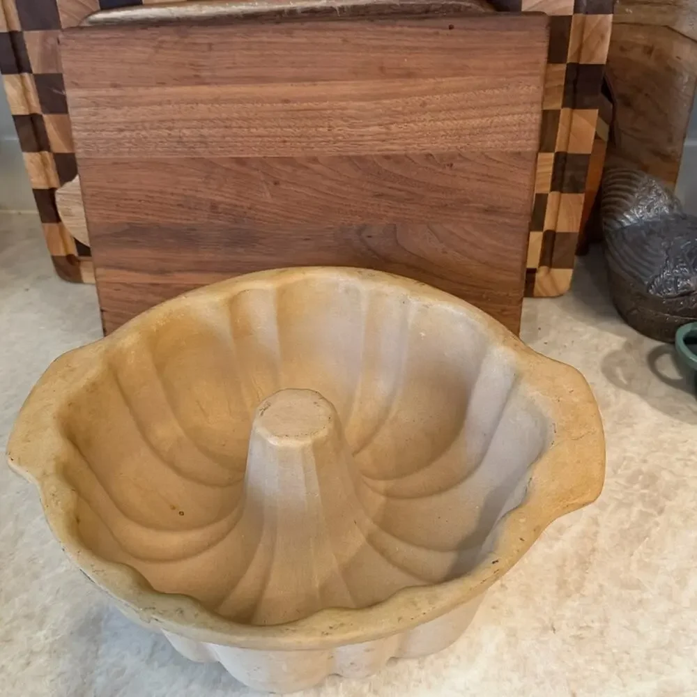 Pampered Chef Bundt stoneware